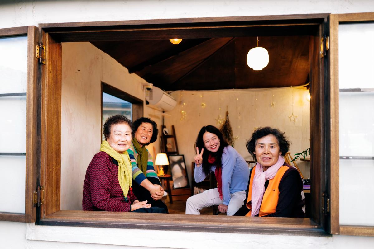 Song (in purple) with her fellow haenyeo. $!Song (in purple) with her fellow haenyeo.