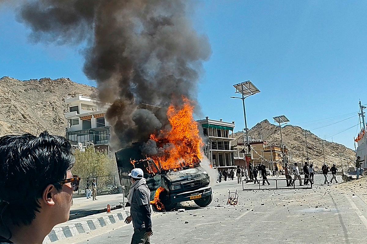A police vehicle torched by the demonstrators is pictured along a street near the Bharatiya Janata Party (BJP) office in Leh on September 24, 2025. Indian police on September 24 clashed with hundreds of protesters demanding greater autonomy in the Himalayan territory of Ladakh, leaving several people injured, authorities said. - Tsewang RIGZIN / AFP)