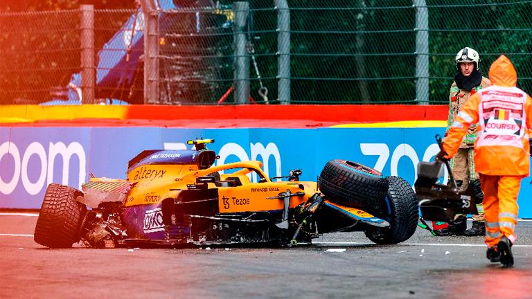 Race marshalls and technicians clear the car of McLaren’s Lando Norris after he crashed during the qualifying session. – AFPPIX