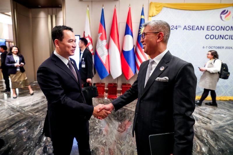 Investment, Trade, and Industry Minister Tengku Datuk Seri Zafrul Abdul Aziz (right) with the Lao Minister of Industry and Commerce Malaythong Kommasith, while attending 24th ASEAN Economic Community (AEC) Council Meeting during the 44th and 45th ASEAN Summits and Related Summits at a hotel today. - BERNAMAPIX