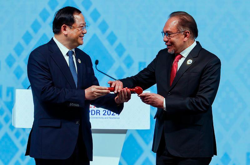 Prime Minister Datuk Seri Anwar Ibrahim being handed over the gavel of ASEAN Chairmanship by Laos Prime Minister Sonexay Siphandone during the closing ceremony of the 44th and 45th ASEAN Summits and Related Summits at the National Convention Centre (NCC) today. Malaysia symbolically received the ASEAN Chairmanship from Laos today, signifying the beginning of its term as ASEAN Chair, effective January 1, 2025. - BERNAMApix