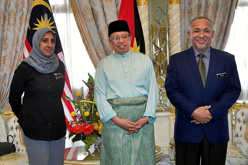 MACC chief commissioner Latheefa Koya (L), Sarawak Chief Minister Datuk Patinggi Abang Tun Openg (C), and MACC Sarawak director Razim Mohd Noor, pose for a photo at Wisma Bapa, on July 12, 2019. — Bernama