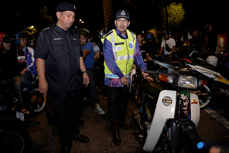 City police chief Commissioner Datuk Seri Mazlan Lazim (R) and City Traffic Investigation and Enforcement Department (JSPT) chief ACP Zulkefly Yahya (R) during the operation last night. — Bernama