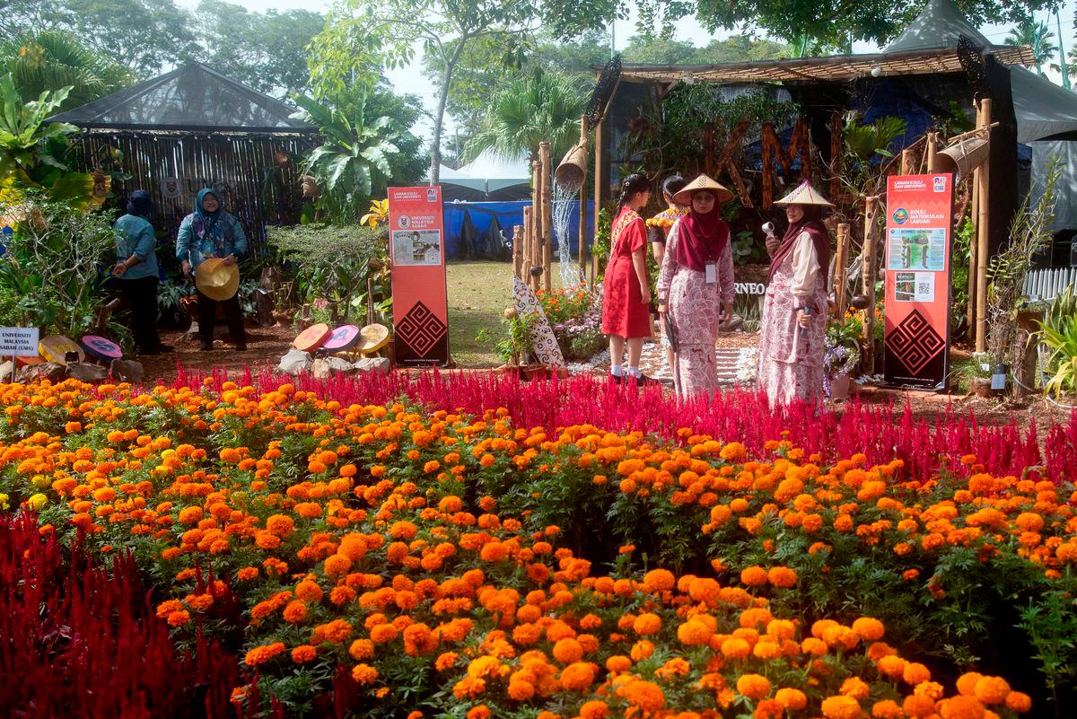 Raptai dan persiapan terakhir bagi program Borneo Flora Festival (BFF) @ Labuan 2025 berjalan lancar ketika tinjauan Menteri di Jabatan Perdana Menteri (Wilayah Persekutuan), Datuk Seri Dr Zaliha Mustafa, di tapak acara semalam - BERNAMA