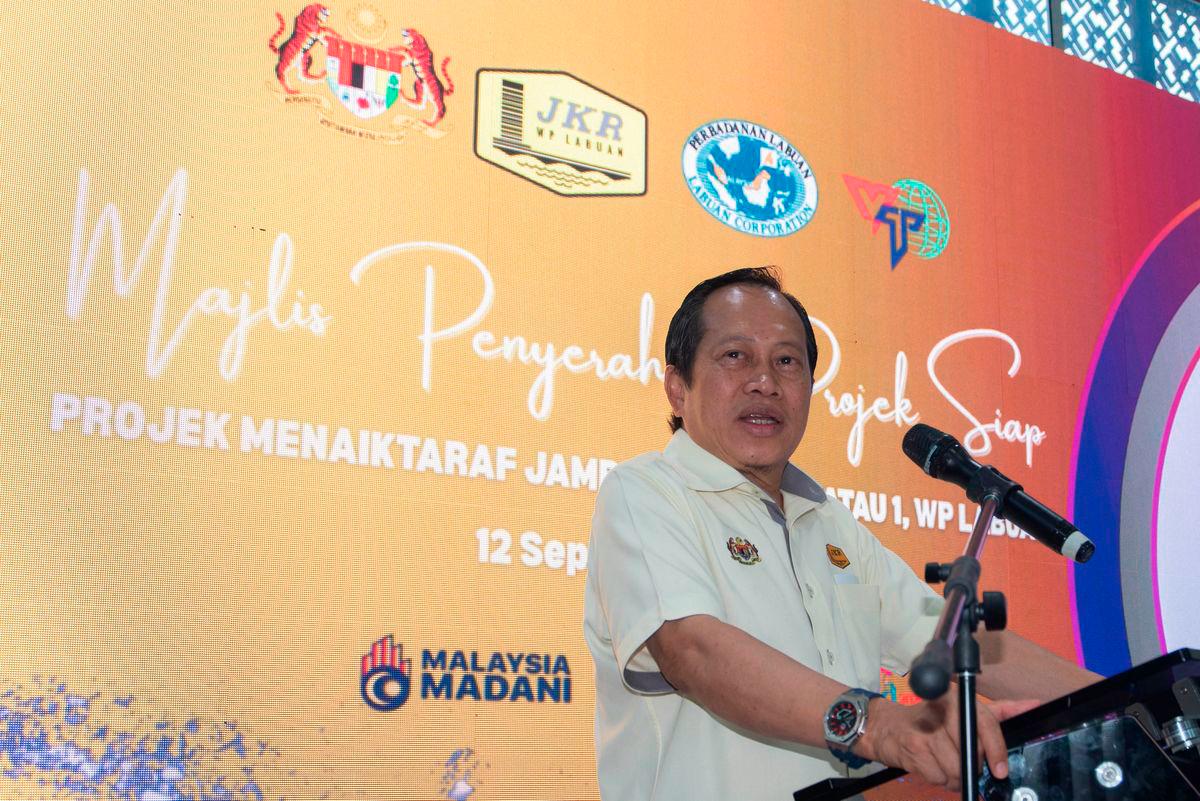 Timbalan Menteri Kerja Raya Datuk Seri Dr Ahmad Maslan ketika berucap menyempurnakan Majlis Penyerahan Projek Naiktaraf Jambatan Patau-Patau 1, di Dewan Komuniti kampung itu hari ini. - BERNAMA