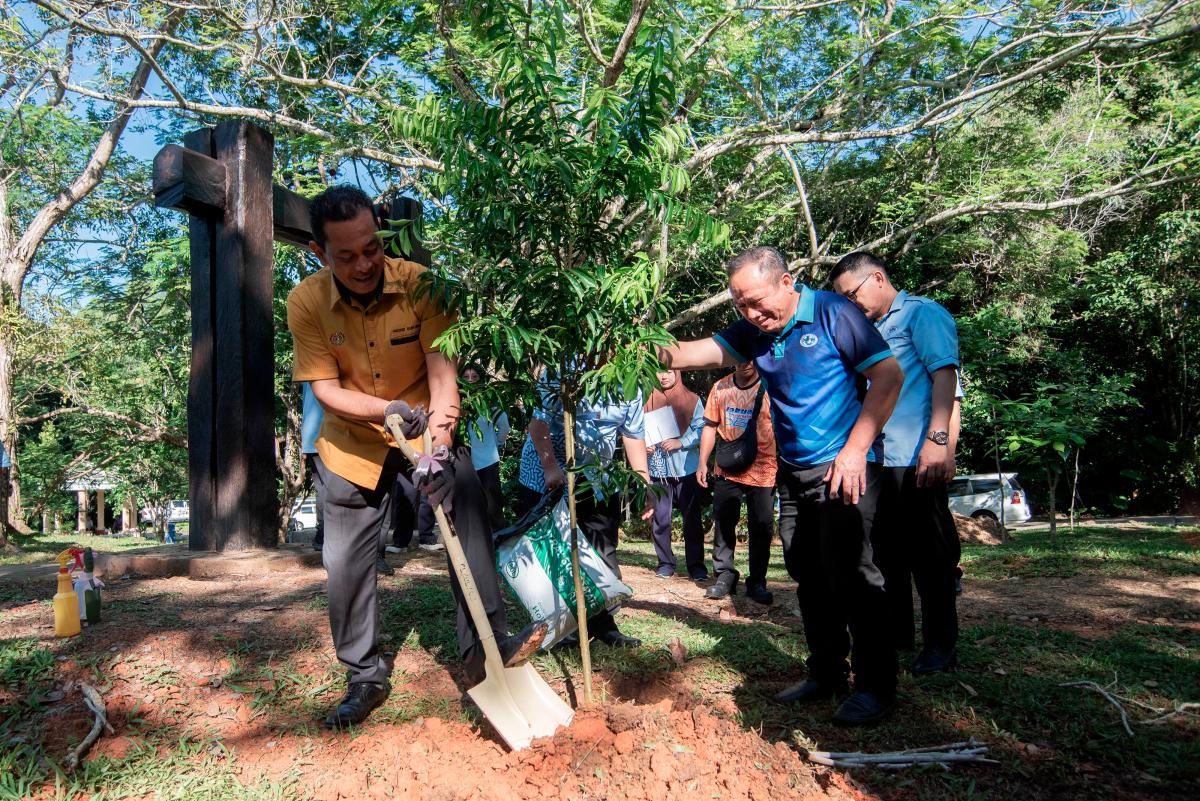 Labuan Corporation Chief Executive Officer Mohd Sukuran Taib (left) - Bernamapix