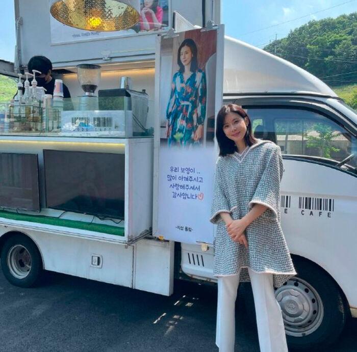 $!Actor Ji Sung sends lunch truck to wife’s set with sweet messages