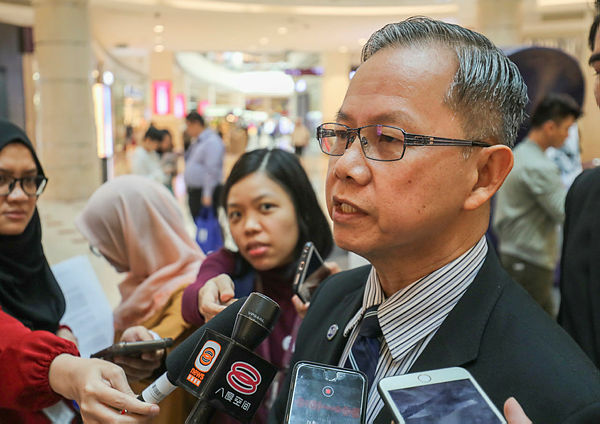 Deputy Health Minister Dr Lee Boon Chye speaks to the media after launching the ‘Speak Up - Because I Matter’ campaign organised by Hospis Malaysia in conjunction with Palliative Care Awareness Month at Suria KLCC on April 11, 2019. — Sunpix by Amirul Syafiq Mohd Din