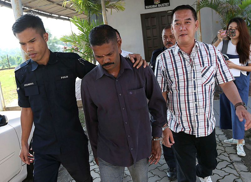 Lee Lye Seng (R) and R. Arasakumaran (C) at the magistrate’s court in Sungai Petani, on July 14, 2019. — Bernama