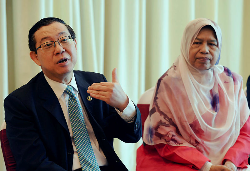 Finance Minister Lim Guan Eng (L), at a joint media conference with Housing and Local Government Minister Zuraida Kamaruddin (R), on Aug 22, 2019. — Bernama