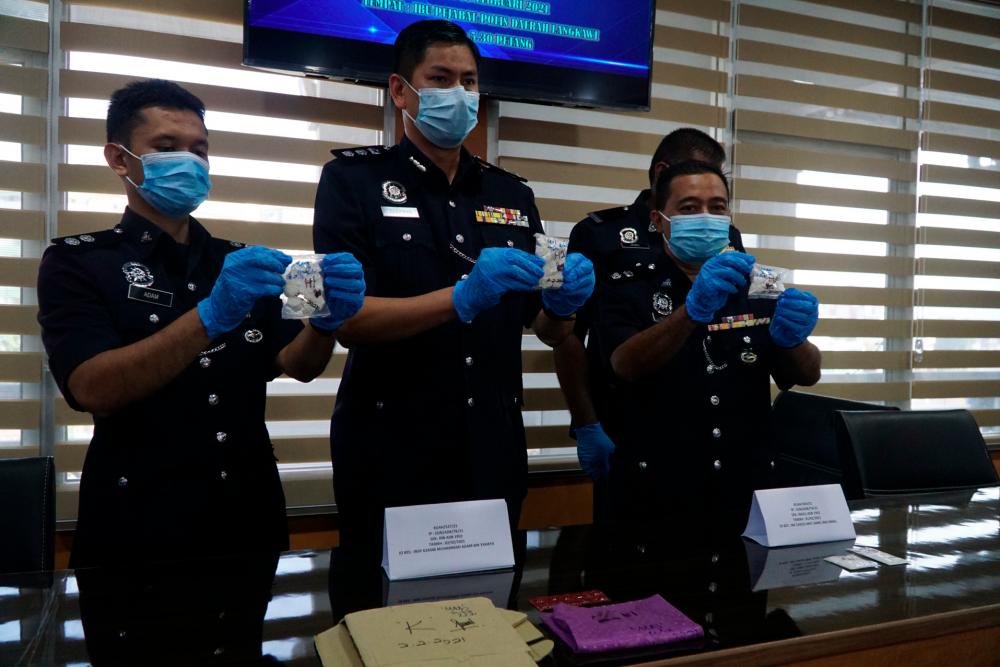 Langkawi district police chief ACP Shariman Ashari (centre) showing some of the narcotics that was found after a raid during a press conference at Langkawi District Police Headquarters on Jan 3. --fotoBERNAMA (2021) Copyrights Reserved