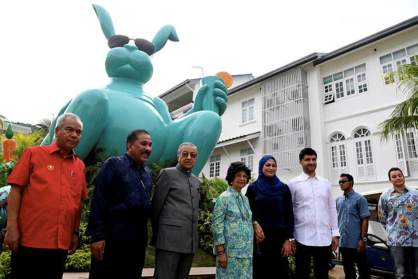 Prime Minister Tun Dr Mahathir Mohamad and his wife Tun Dr Siti Hasmah Mohd Ali celebrate the opening of Dash Resort in Langkawi on Nov 25, 2018. — Bernama