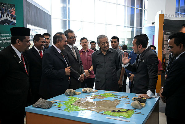 Prime Minister Tun Dr Mahathir Mohamad listens to a briefing by the Langkawi Development Authority (Lada) Geopark Division Manager Azmil Munif Mohd Bokhari during a Langkawi Island Development Briefing at the LADA Complex Langkawi today. — Bernama
