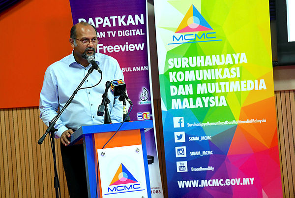 Minister of Communications and Multimedia Gobind Singh Deo announcing the Transition From Analogue TV Transmission to Digital TV Transmission ceremony in Langkawi, here today. — Bernama