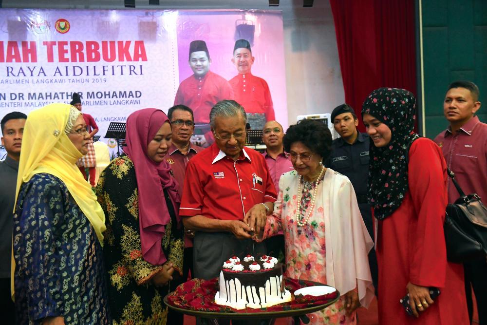 Prime Minister Tun Dr Mahathir Mohamad and Tun Dr Siti Hasmah Mohd Ali cut the cake at a Hari Raya Aidilfitri Open House for the Langkawi Parliamentary Constituency at the Sports Complex of the Lada. - Bernama