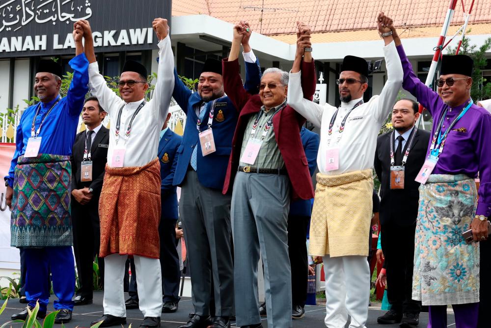 LANGKAWI, 5 Nov -- Kerusi Parlimen P004 Langkawi menyaksikan pertembungan lima penjuru antara calon dari empat parti politik dan seorang calon bebas, selepas tamat tempoh penamaan calon di Pejabat Daerah dan Tanah Langkawi pada 10 pagi tadi. fotoBERNAMA