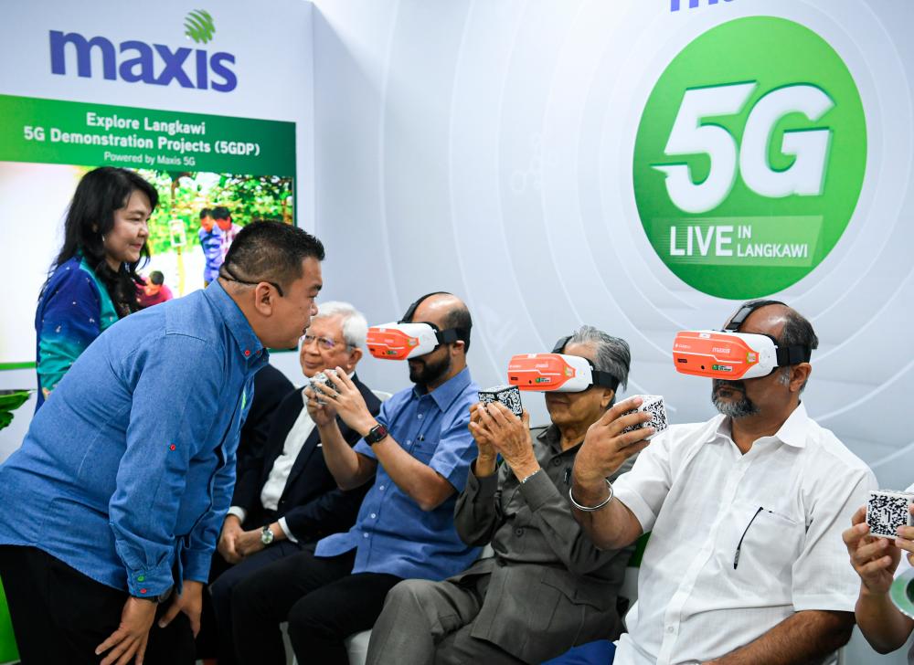 Prime Minister Tun Dr Mahathir Mohamad tries on a VR headset as part of Maxis eKelas, during a visit to Malaysia’s 5G demonstration project at the Langkawi 5G command centre at the district council complex. - Bernama