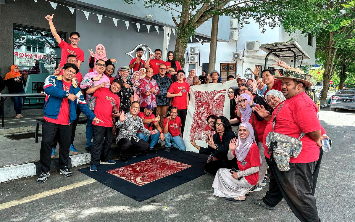 The Director-General of the National Art Gallery, Amerrudin Ahmad, together with the Langkawi District Officer, Muhammad Subhi Abdullah, posed for a photo with some of the participants at the opening ceremony of the PrintLab Festival Programme held at the Langkawi branch of the National Art Gallery today. - BERNAMA