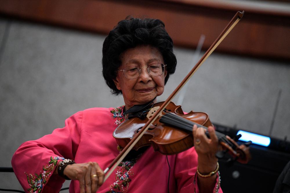 Prime Minister’s wife Dr Dr Siti Hasmah Mohd Ali presented the four-song violin frenzy, Heart to Heart, Epilogue of Love, My Composition and Soul Vibration, which was also attended by 110 students from five primary and two secondary schools around Langkawi during the ‘Bonda Unplugged Live’ programme at the Galeria Perdana in Langkawi today. - Bernama