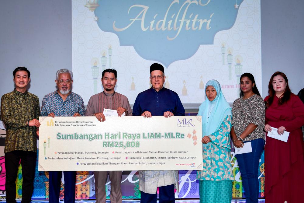 O'Dell (centre), LIAM president Raymond Lew (left) and Malaysian Life Reinsurance independent non-executive director and chairman Datuk Kamaruddin Taib handing over contributions to five charity homes at LIAM-MLRe’s joint Hari Raya Aidilfitri celebration today. – Bernamapic