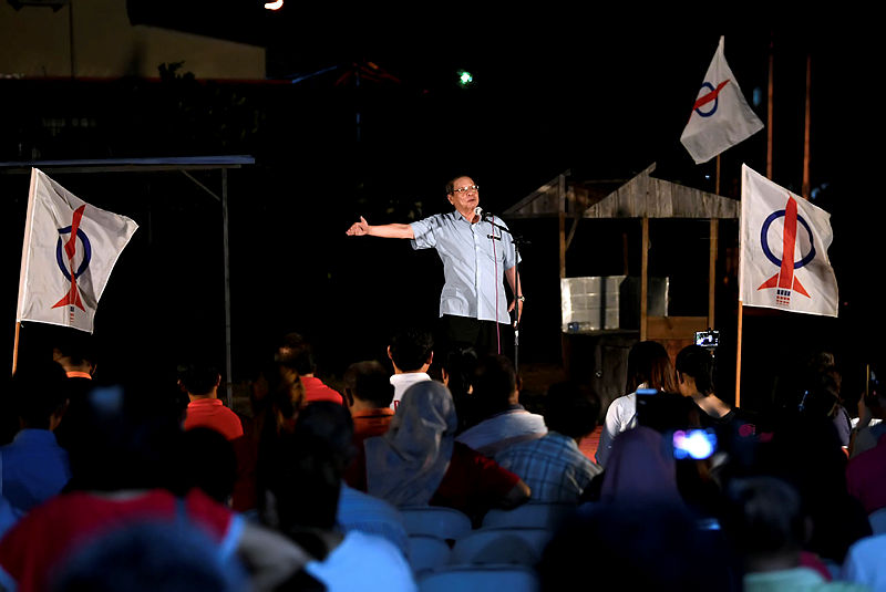 DAP advisor Lim Kit Siang Lim Kit Siang speaks during a ceramah at Taman Bunga Matahari, on April 30, 2019. — Bernama