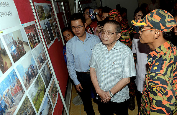Iskandar Puteri MP Lim Kit Siang (c) looks at pictures of the latest situation of the forest fire at Jalan Tanjung Kupang, Kampung Pekajang near Gelang Patah, when he visited the JBPM operations room in Johor. — Bernama