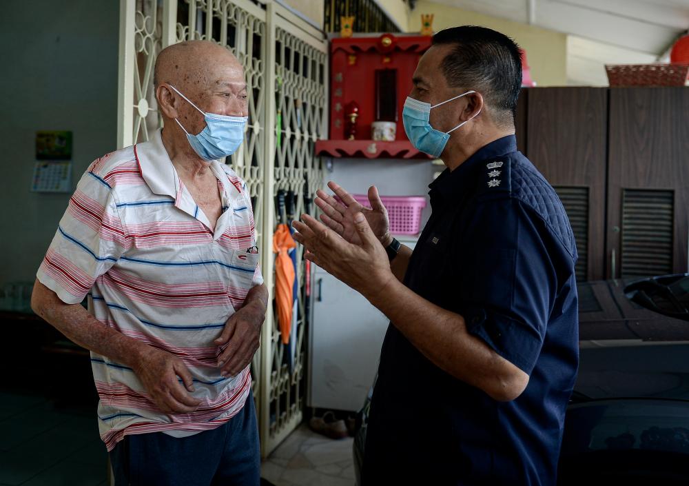 Lim Tee Siang, 84, during a welfare visit from Serdang District Police chief ACP Razali Abu Samah in Taman Sri Serdang here, today. — Bernama