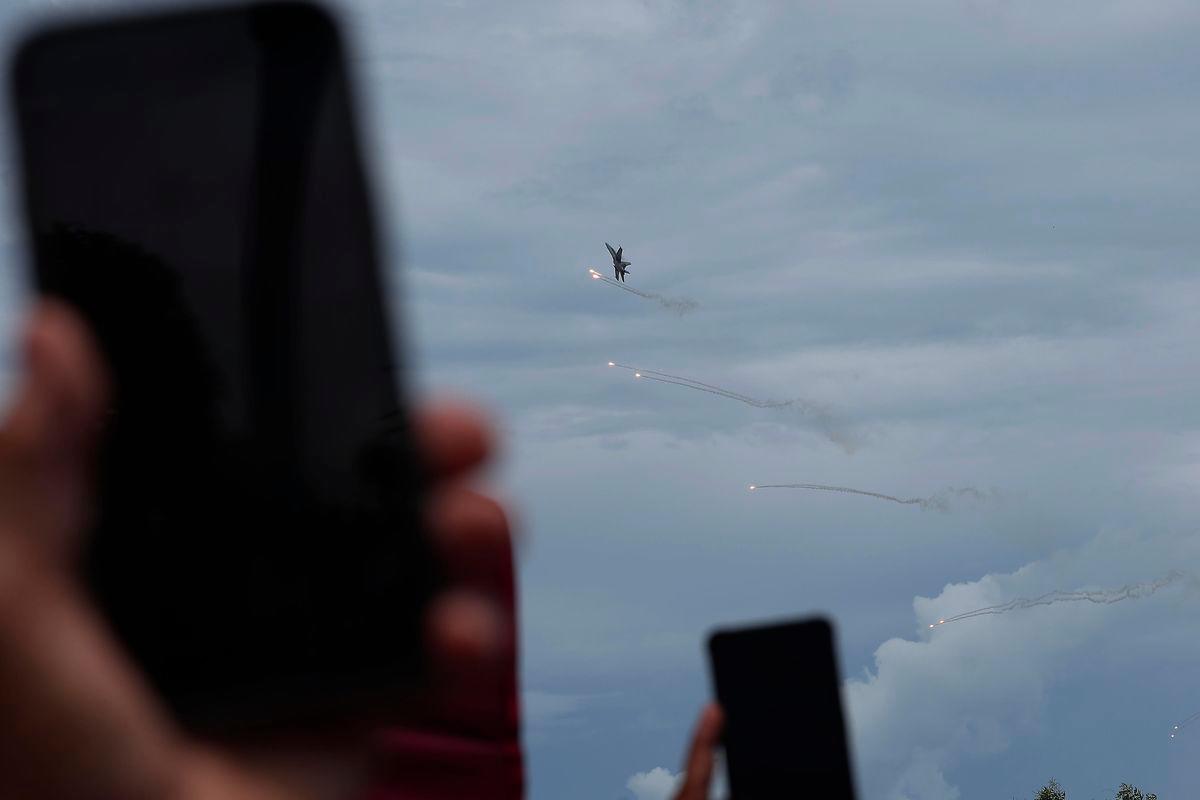 Orang ramai teruja untuk merakamkan aksi menarik pertunjukkan pesawat menggunakan telefon pintar daripada Bukit Permandangan Indah sempena Pameran Antarabangsa Maritim dan Aeroangkasa Langkawi 2025 (LIMA’25) hari Rabu (Mei 21) - fotoBERNAMA