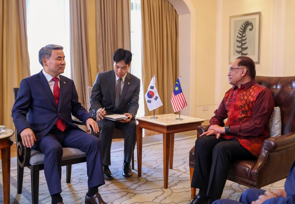 LANGKAWI, 24 Mei -- Perdana Menteri Datuk Seri Anwar Ibrahim (kanan) menerima kunjungan hormat daripada Menteri Pertahanan Korea Selatan Lee Jong Sup (kiri) hari ini. fotoBERNAMA