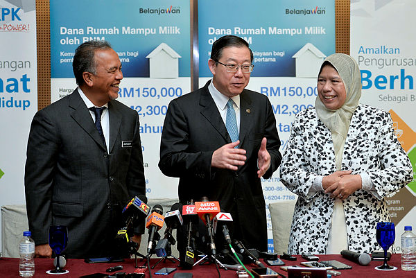 From left: Deputy Finance Minister Amiruddin Hamzah, Finance Minister Lim Guan Eng, and Housing and Local Government Minister Zuraida Kamaruddin during the launch of the BNM Fund for Affodable Homes and Rumahku Portal, on Jan 29, 2019 — Bernama