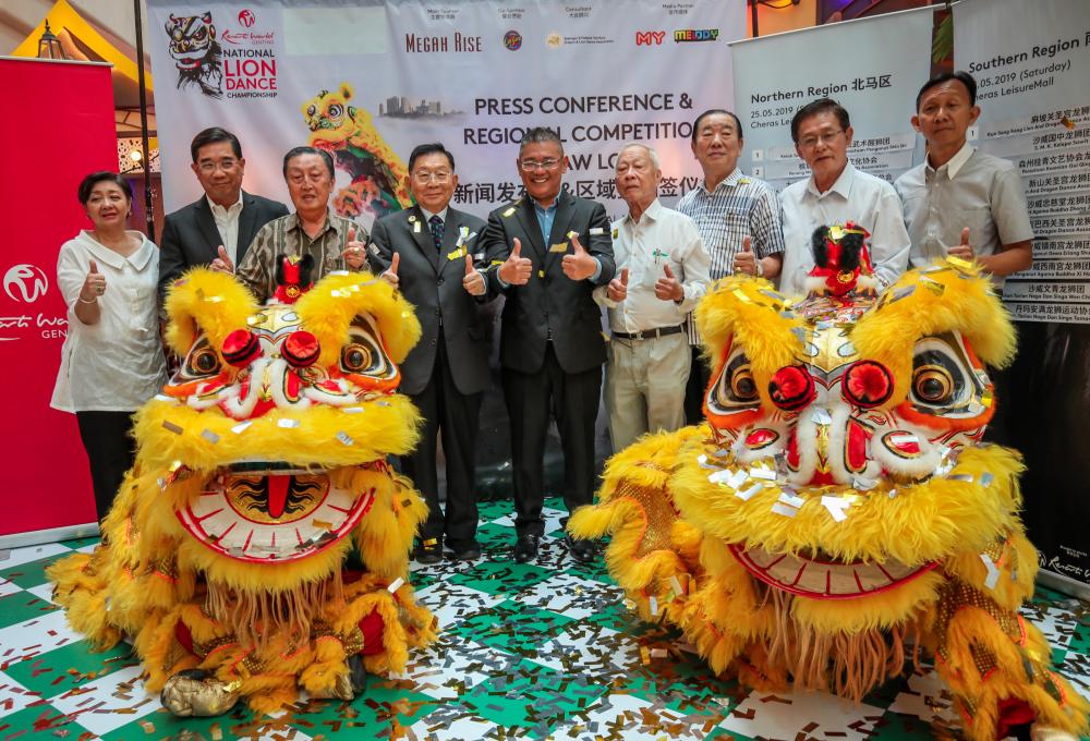 Chua (middle) with members of lion dance associations following the press conference. SUNPIX by AMIRUL SYAFIQ