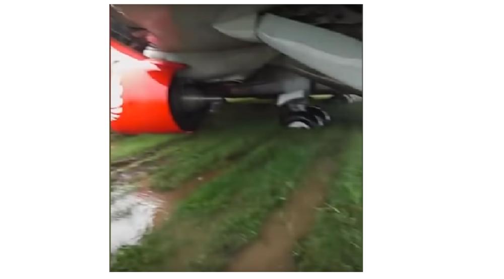 Screenshot of the plane after it skidded off the runway.