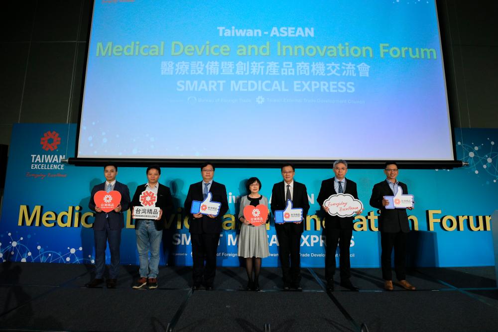Lin (centre) and representatives of medical companies at the “Taiwan - Asean Medical Device and Innovation Forum”.