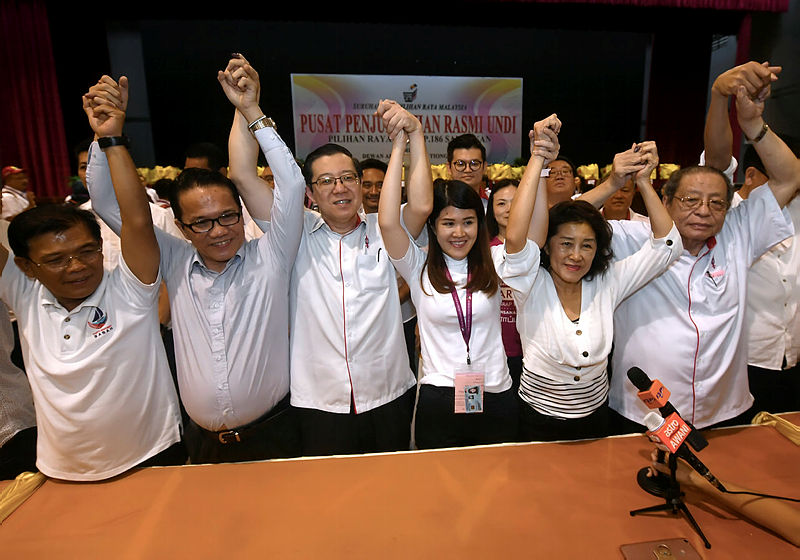 DAP Secretary-General Lim Guan Eng (3rd L), Sandakan by-election winner Vivian Wong Shir Yee (3rd R), her mother Datin Florence Chong (2nd R) and Lim Kit Siang (R), after the announcement of the by-election result, on May 11, 2019. — Bernama
