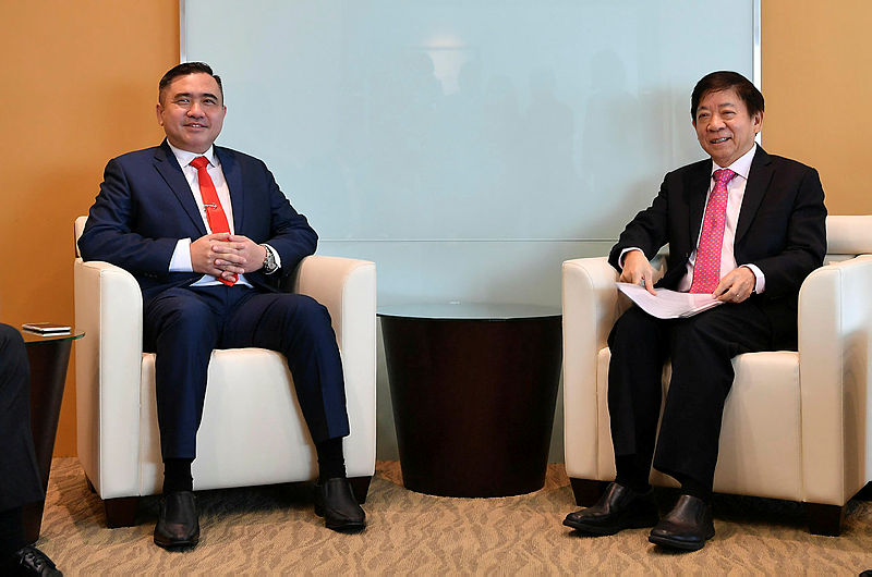 Transport Minister Anthony Loke Siew Fook (L) during his meeting with Singapore’s Coordinating Minister for Infrastructure and Minister for Transport, Khaw Boon Wan on May 21, 2019, at the island nation, on May 21, 2019. — Bernama