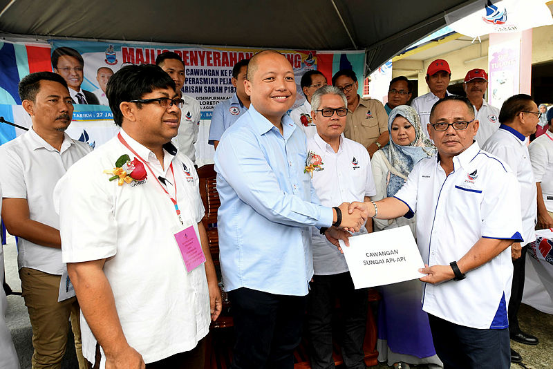 Loretto Padua Jr. (C) receives the registration form from former Sabah Umno members, who have now joined Warisan. — Bernama