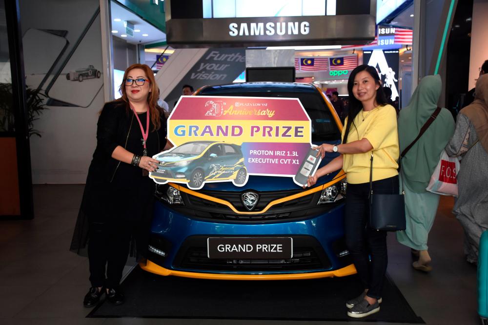 Liew (left) and Ng with the grand lucky draw prize.