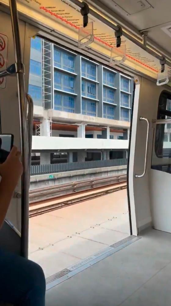 $!Viral video shows LRT moving with doors open while passing Ara Damansara