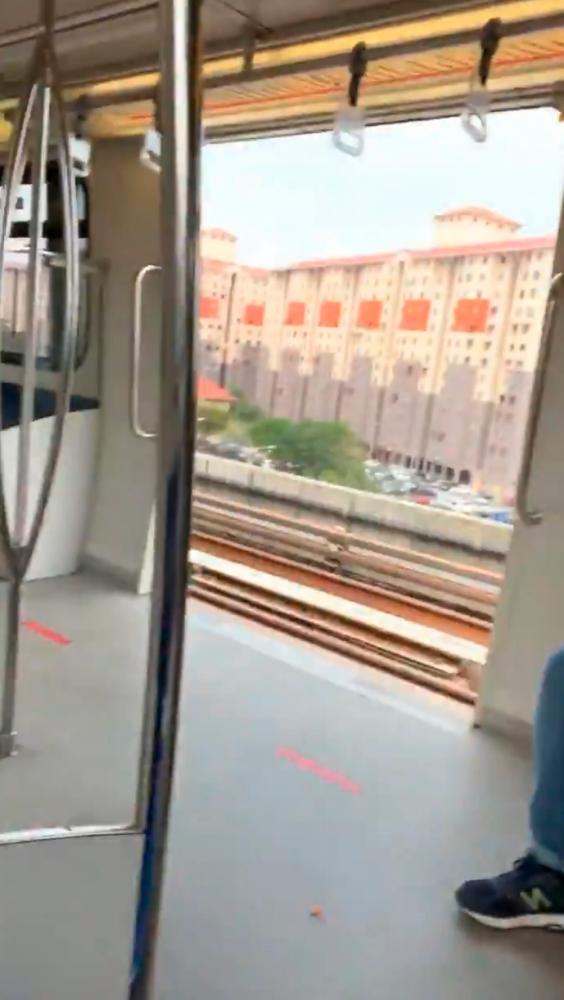 $!Viral video shows LRT moving with doors open while passing Ara Damansara