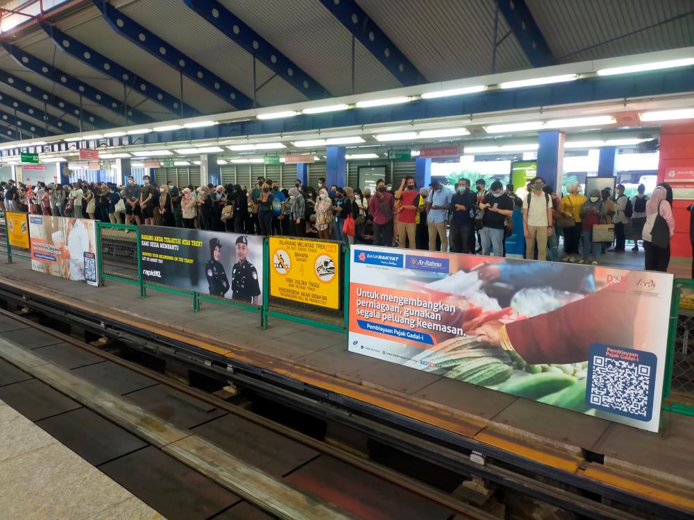 Perkhidmatan LRT Laluan Kelana Jaya tergendala bermula pukul 4.36 petang semalam disebabkan sebuah tren terkandas di stesen LRT KL Sentral. Kredit: Twitter/XiaRiYangMei