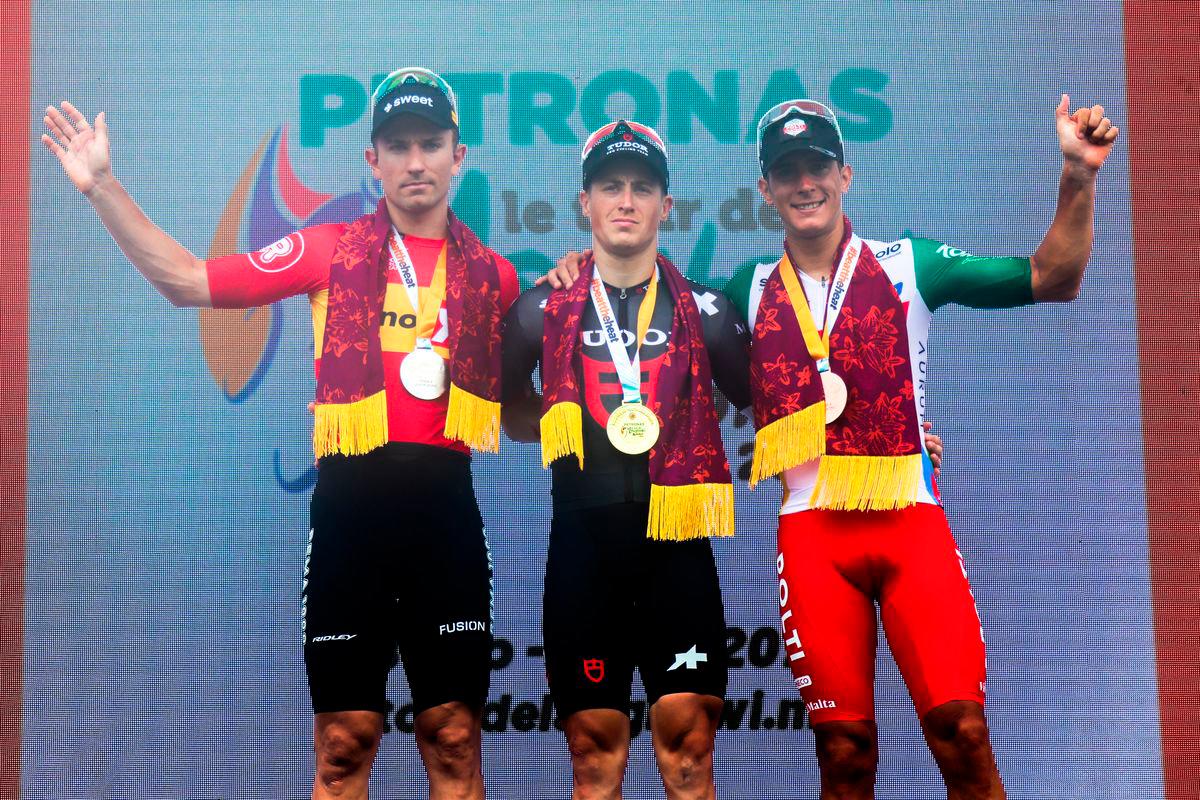 Pelumba Tudor Pro Cycling Arvid De Kleijn menjuarai peringkat keenam Le Tour de Langkawi (LTDL) 2025, Shah Alam ke Port Dickson hari ini. Manakala tempat kedua pelumba Uno-X Mobility Erlend Blikra (kiri) dan ketiga, pelumba Polti VisitMalta Manuel Penalve Aniorte -fotoBERNAMA