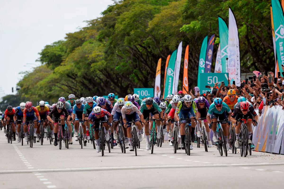 Pelumba pasukan Tudor Pro Cycling Arvid De Kleijn (kanan) menjuarai pada perlumbaan Le Tour de Langkawi 2025 peringkat kedua ( Padang Besar - Kepala Batas ) sejauh 166.1 kilometer hari ini - fotoBERNAMA