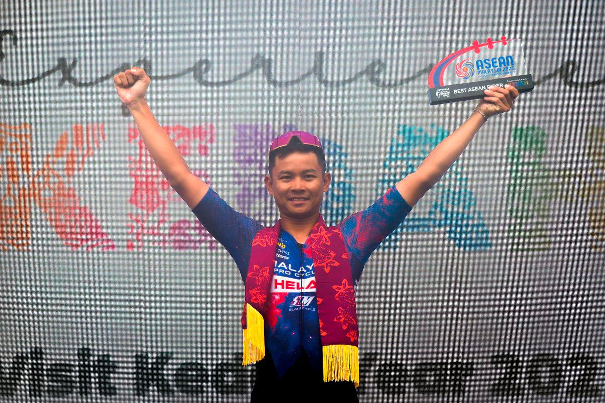 Pelumba Malaysia Pro Cycling (MPC) Mohamad Izzat Hilmi Abdul Halil merangkul Pelumba ASEAN Terbaik pada perlumbaan peringkat keenam Le Tour de Langkawi (LTDL) 2025 dari Shah Alam ke Port Dickson hari ini - fotoBERNAMA
