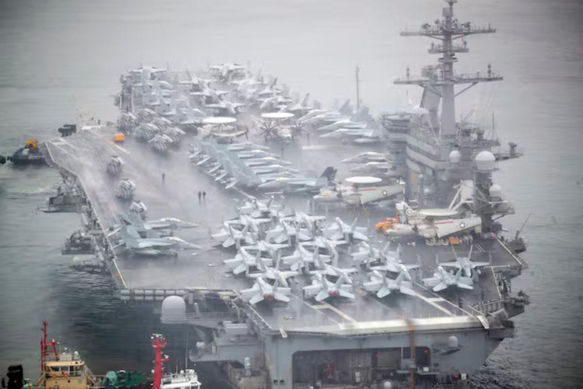 The U.S. Navy nuclear-powered aircraft carrier USS Theodore Roosevelt (CVN-71, 100,000 tons) docked at the Busan Naval Base in Nam-gu, Busan, in June last year for joint exercises. /Kim Dong-hwan via The Chosun Daily