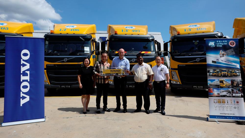 $!Presentation of Volvo FM scale model to mark the handover ceremony. Second and third from left LTS group CEO Lee Kah Chye and Volvo Malaysia managing director Mitch Peden.