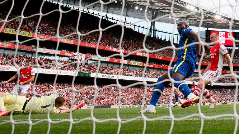 Chelsea’s Romelu Lukaku (2nd right) scores their first goal during the English Premier League match against Arsenal at the Emirates Stadium on Sunday. – REUTERSPIX