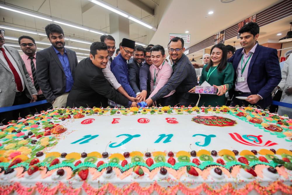 A giant cake was cut to launch the food carnival on July 19, 2019. SUNPIX by AMIRUL SYAFIQ MOHD DIN
