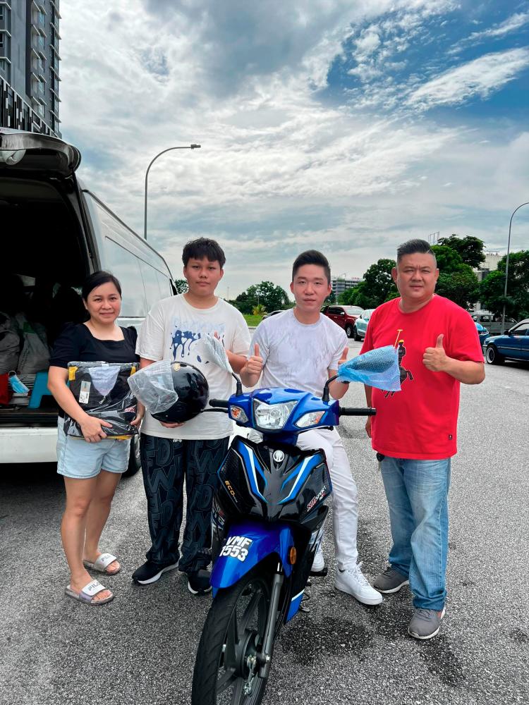 Giving a RM3,800 motorcycle to a young gentleman, Luo's generosity knows no bounds.