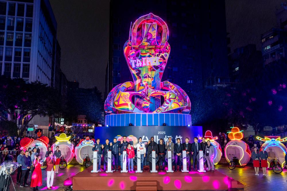 Taipei Mayor Chiang joined the crowd in lighting up the main lantern.