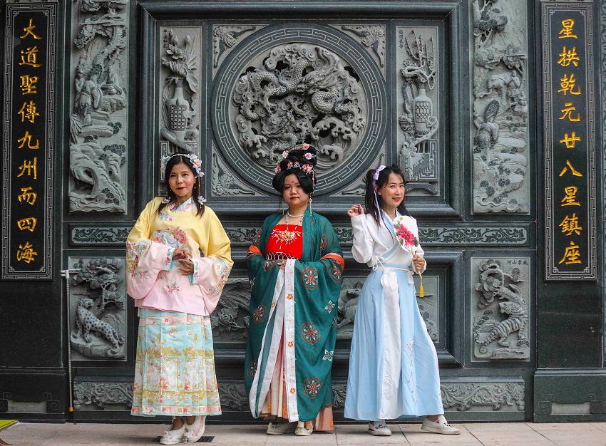 From left: A Ming-style hanfu with round-neck short jacket, a Tang dynasty hanfu and a Wei Jin hanfu. $!From left: A Ming-style hanfu with round-neck short jacket, a Tang dynasty hanfu and a Wei Jin hanfu.